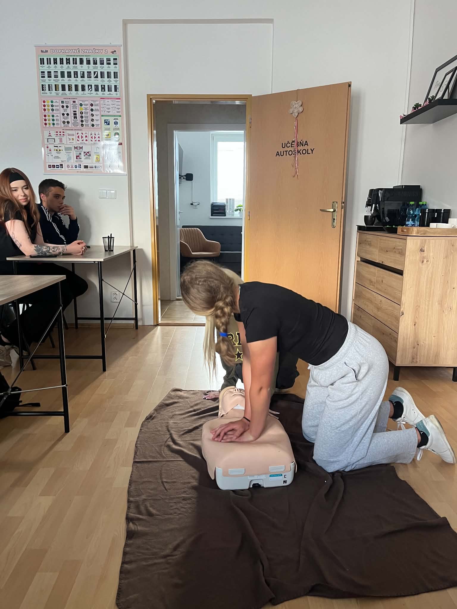 Žiaci autoškoly si nacvičujú resuscitáciu na figuríne